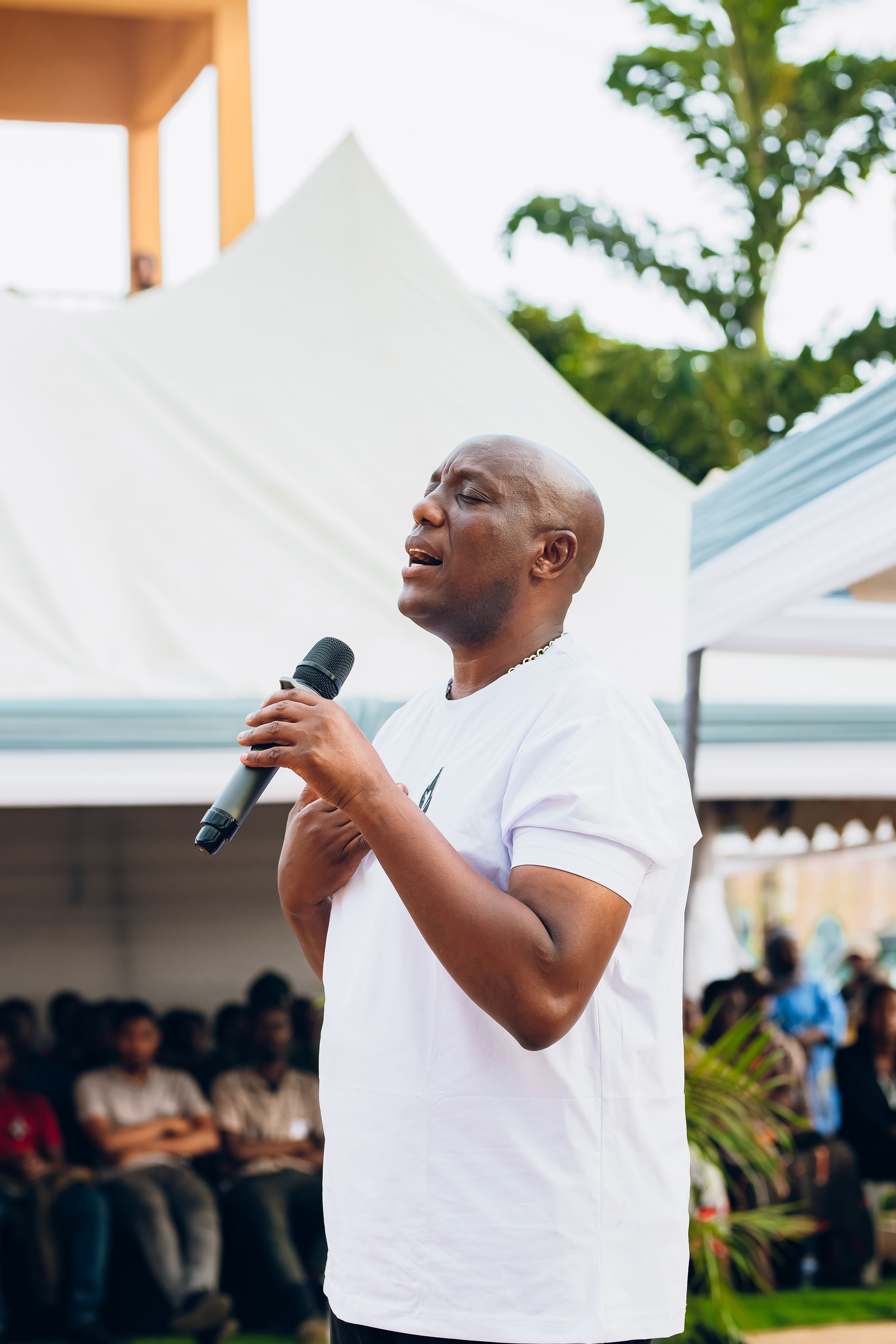 Umuhanzi Senderi yaririmbye zimwe mu ndirimbo ze zijyanye n'ibihe byo kwibuka