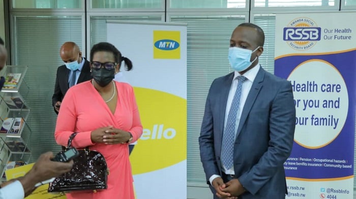 Regis Rugemanshuro (iburyo) na Yolanda Cuba wa MTN