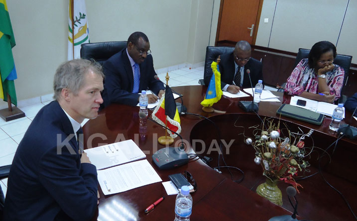 Mu bitabiriye isinywa ry'amasezerano, harimo n'abayobozi muri Ministeri y'Ubuzima.