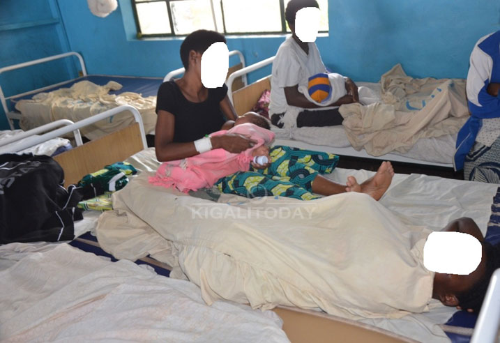 Abasangiye igitanda umwe areba hepfo undi ruguru