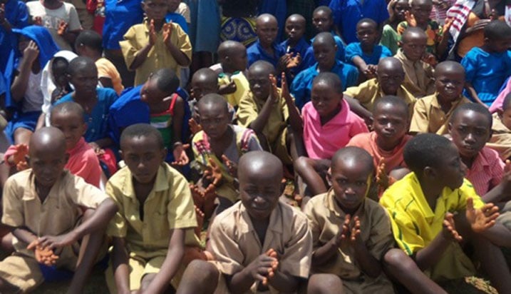Abanyeshuri biga mu mashuri ya Leta ngo baba bazira kwiga igihe gito. 