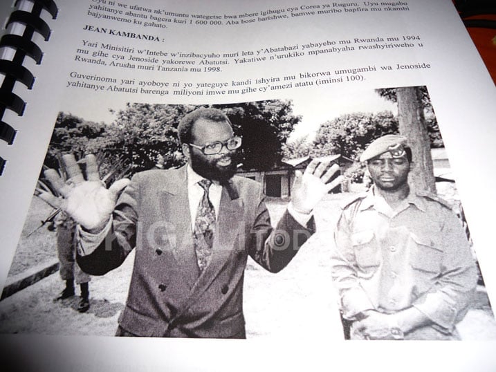 Mu gitabo cye usangamo n'amafoto ya bamwe mu banyapolitiki bariho mu gihe cya Jenoside n'uruhare bayigizemo.