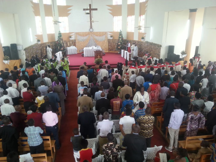 Mu kiliziya ya Saint Etienne naho abakirisitu ni benshi cyane mu isengesho rya Noheri.