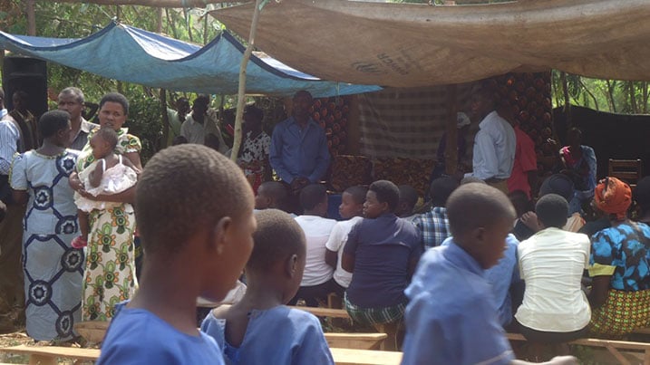 Mu rugo rw'abageni bari bategerejwe n'amatsiko menshi.