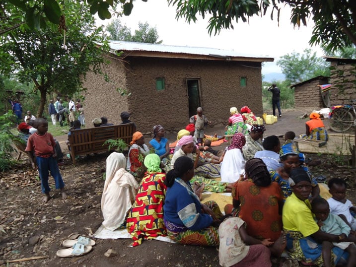 Mu rugo kwa Sibomana abaturanyi bari baguye mu kantu.