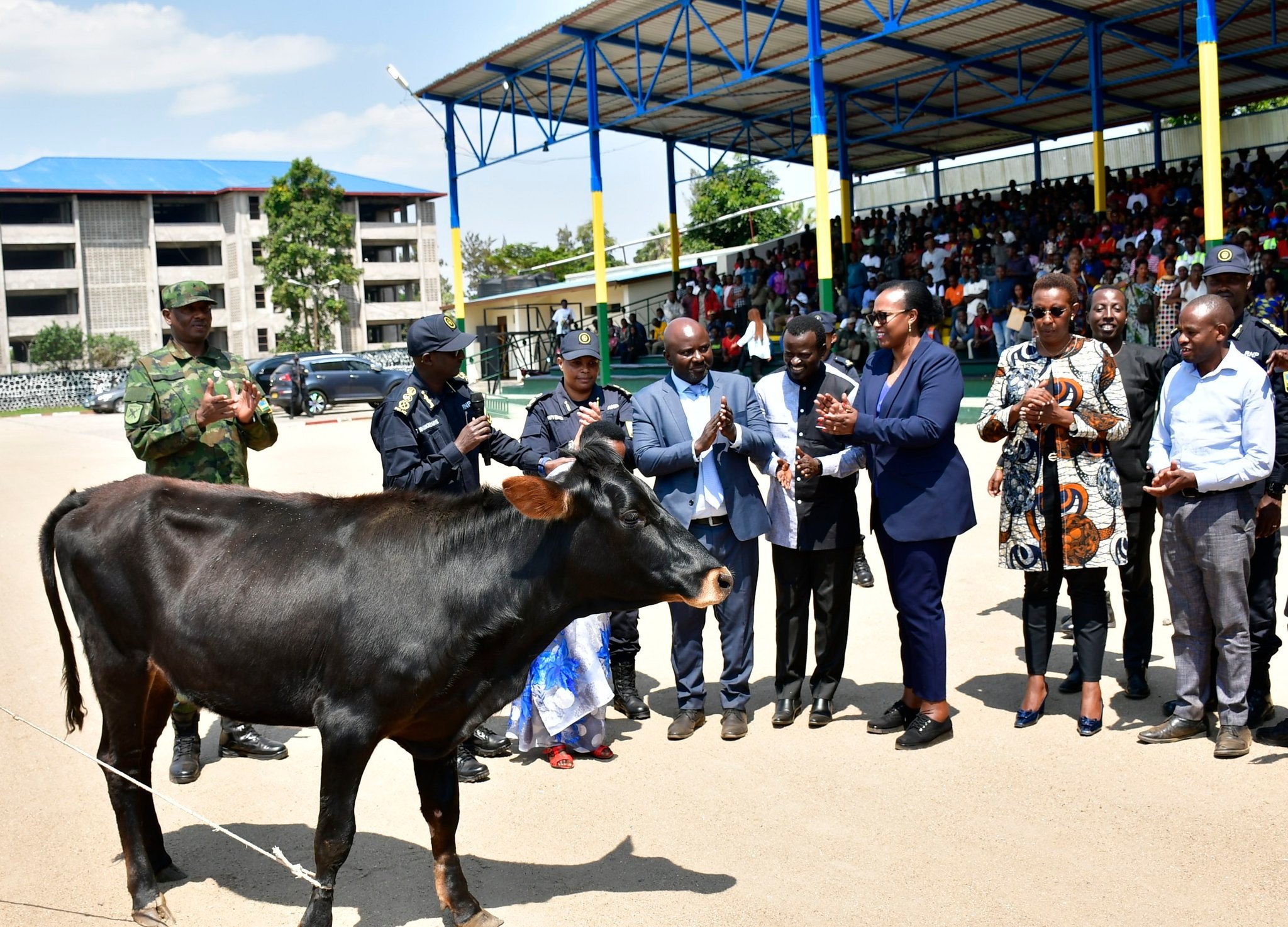 Mu bikorwa by'ingabo na Polisi mu Ntara y'Amajyaruguru birimo no koroza abatishoboye
