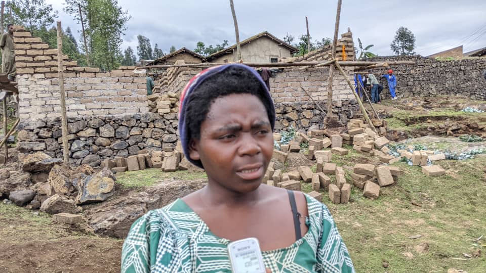 Mu bubakiwe inzu barimo na Manizabayo utagiraga aho kuba bishimiye uruhare rw'urubyiruko mu kuzamura imibereho y'abaturage