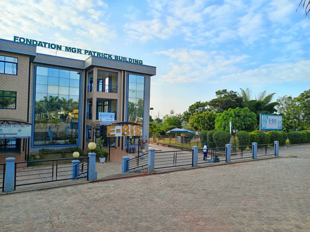 Mu busitani bw'iri gorofa ni ho Michel Campion yari asigaye akorera ahafite Bar&Restaurant yita E-Bis