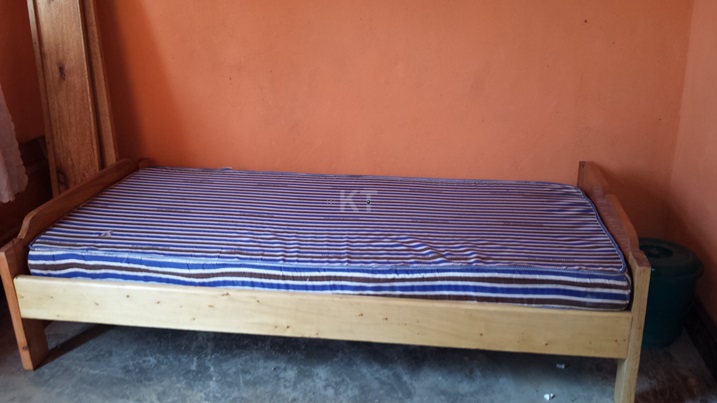 Mu cyumba cy'umukobwa habamo uburiri ashobora kuryamaho igihe arembye.