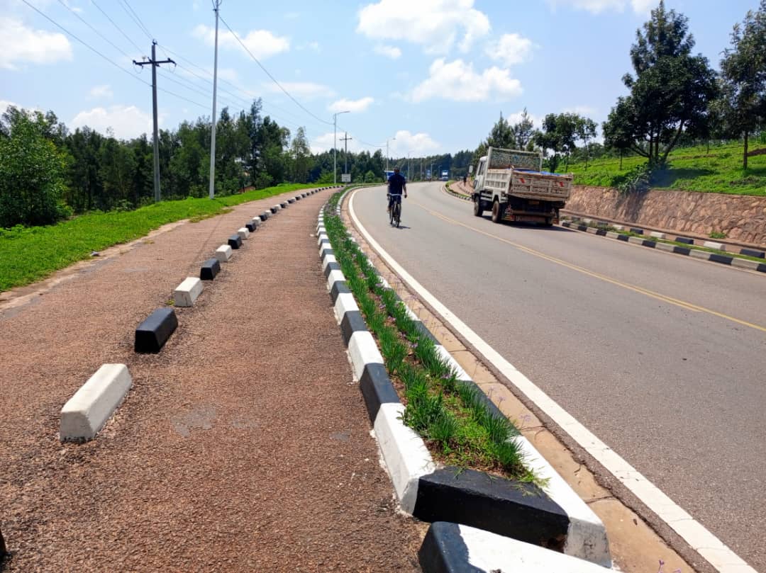 Mu gahanda kagenewe amagare ugana mu Gahenerezo na ho ngo utubuye dutyaye dutobora amapine y'amagare