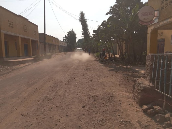 Mu gihe cy'impeshyi ivumbi ritumuka mu muhanda Gahunga ujya i Nkumba riba ari ryinshi