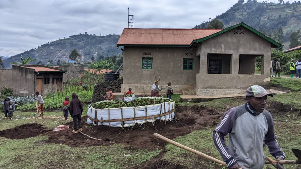 Mu gihe cy'ukwezi bagiye kumara bakemura ibibazo byugarije abaturage bazibanda ku kubaka imirima y'igikoni, gutera ibiti, gusana ibikorwaremezo, kubakira abaturage n'ibindi