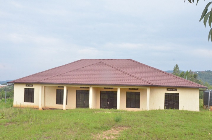 Mu gihe hanze aha hakiri abaturage badafite aho kuba akarere kubakisha amazu hagashira imyaka ibiri ntabantu barimo