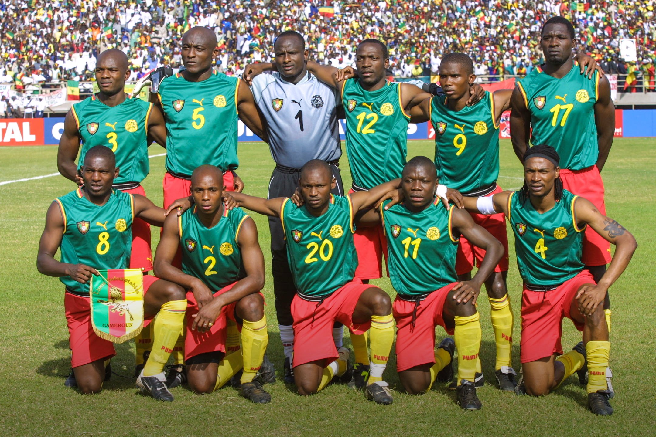 Mu gikombe cy'isi cya 2002, abakinnyi b'ikipe y'igihugu ya Cameroon bitabiriye igikombe cy'isi biyambariye amashati atagira amaboko maze FIFA ibamaganira kure