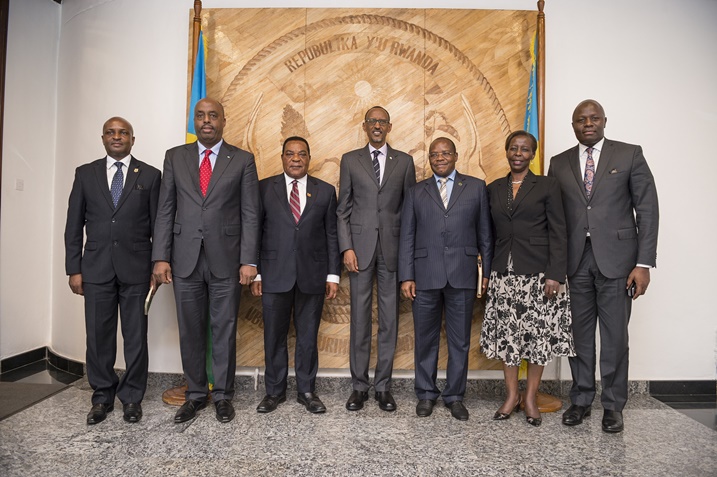 Ba Minisitiri Mahiga na Mushikiwabo bari kumwe na Perezida Kagame mu ifoto y'urwibutso.