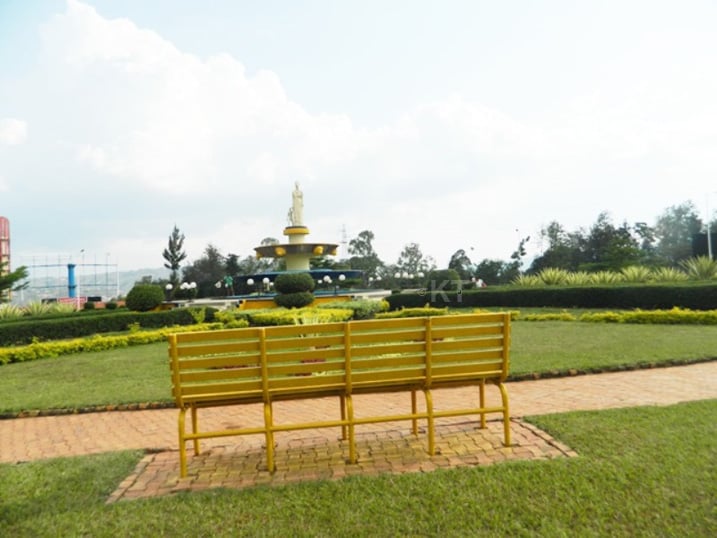 Mu isangano ryo ku Kacyiru na ho hari ubusitani abantu cyane cyane abageni bakunze gufatiramo amafoto.