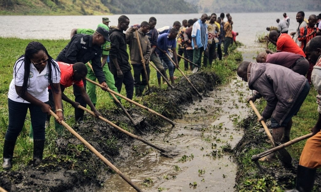 Mu karere ka Burera basibuye imiferege y'amazi
