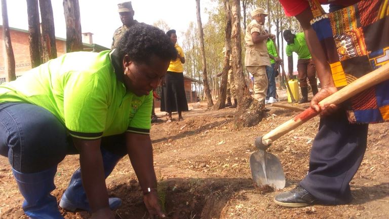 Mayor w'akarere ka Muhanga, Uwamariya Beatrice mu muganda