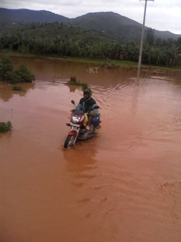 Mu karere ka Nyanza hamwe kugenda byari ikibazo kubera amazi y'imvura