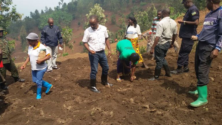 Mu karere ka Rutsiro wakorewe mu murenge wa Mushonyi hamwe na Minisitiri Tonny Nsanganira