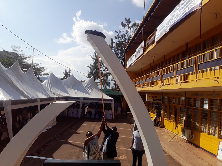 Mu kwibuka25, Abayobozi b'Iposita bacanye urumuri rw'icyizere ku rwibutso ruri kuri iki kigo
