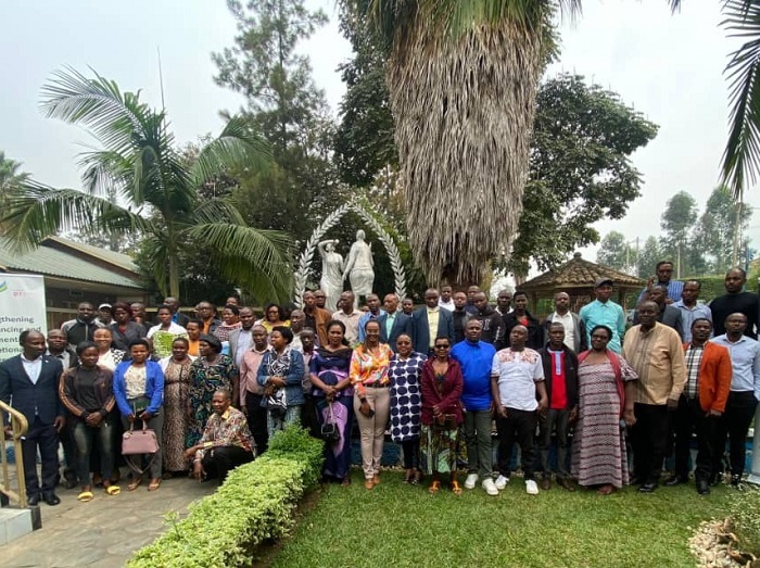 Mu Majyaruguru abafite ibigo biciriritse 60 bahagarariye abandi bari kwigishwa uko bakora ishoramari ryibanda ku kurengera ibidukikije