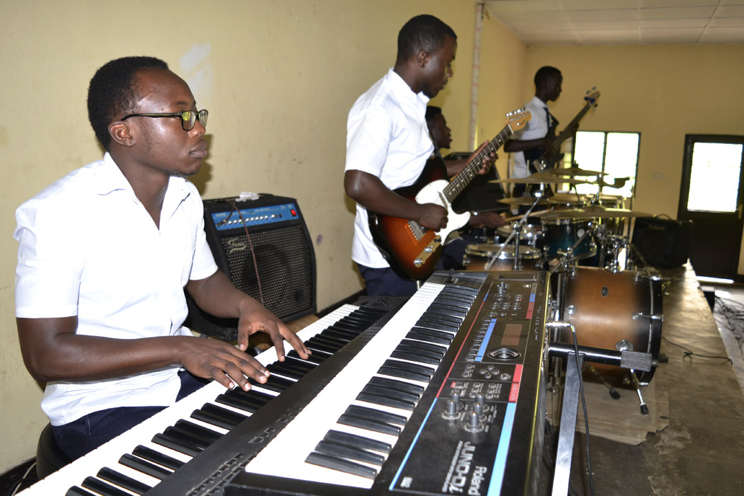 Mu minsi ri imbere ibikoresho n'abarimu biratangira kongerwa kugira ngo banyeshuri bisanzure kandi barusheho kugira ubumenyi buhagije