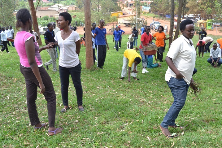 Aba bana bose barezwe n'umuryango Barakabaho ari imfubyi bakoreye umuganda ku rwibutso rwa Jenoside rwa Nyanza.