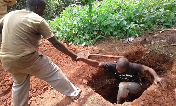 Mu muganda hacukuwe umusarani mu gihe undi wari wararidutse