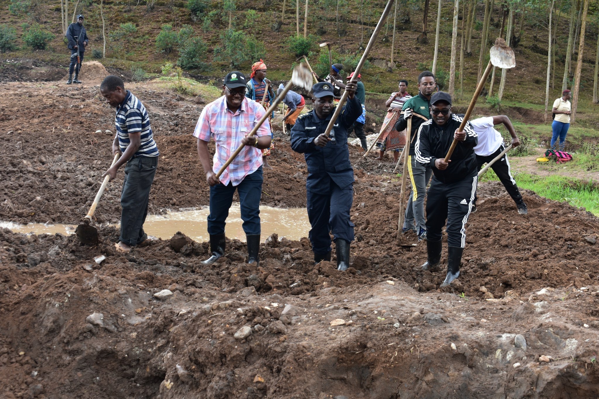 Mu muganda mu karere ka Rulindo basibye ibyobo by'ahacukurwa amabuye y'agaciro
