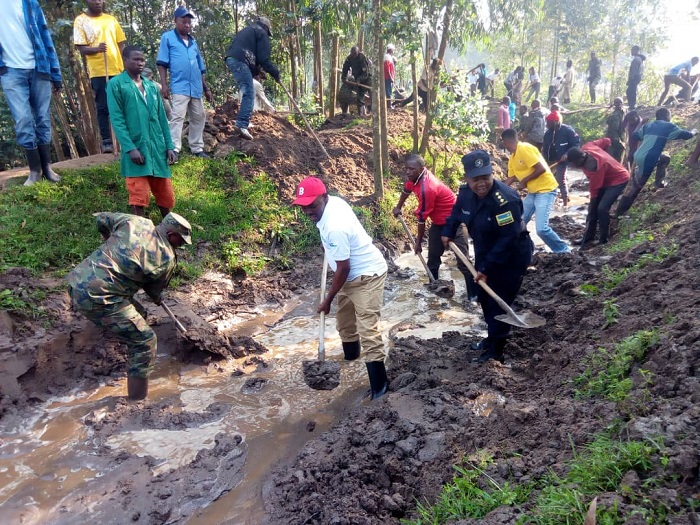 Mu muganda usoza ukwezi kwa Nyakanga inzego zifatanyije mu kuzibura umuyoboro ugikikije