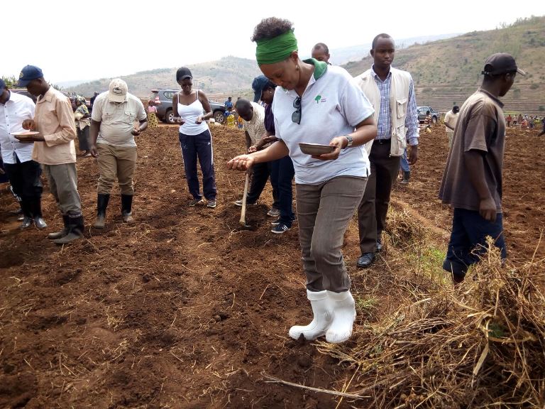 Minisitiri Stella Ford Mugabo yifatanyije n'abaturage ba kayonza mu muganda
