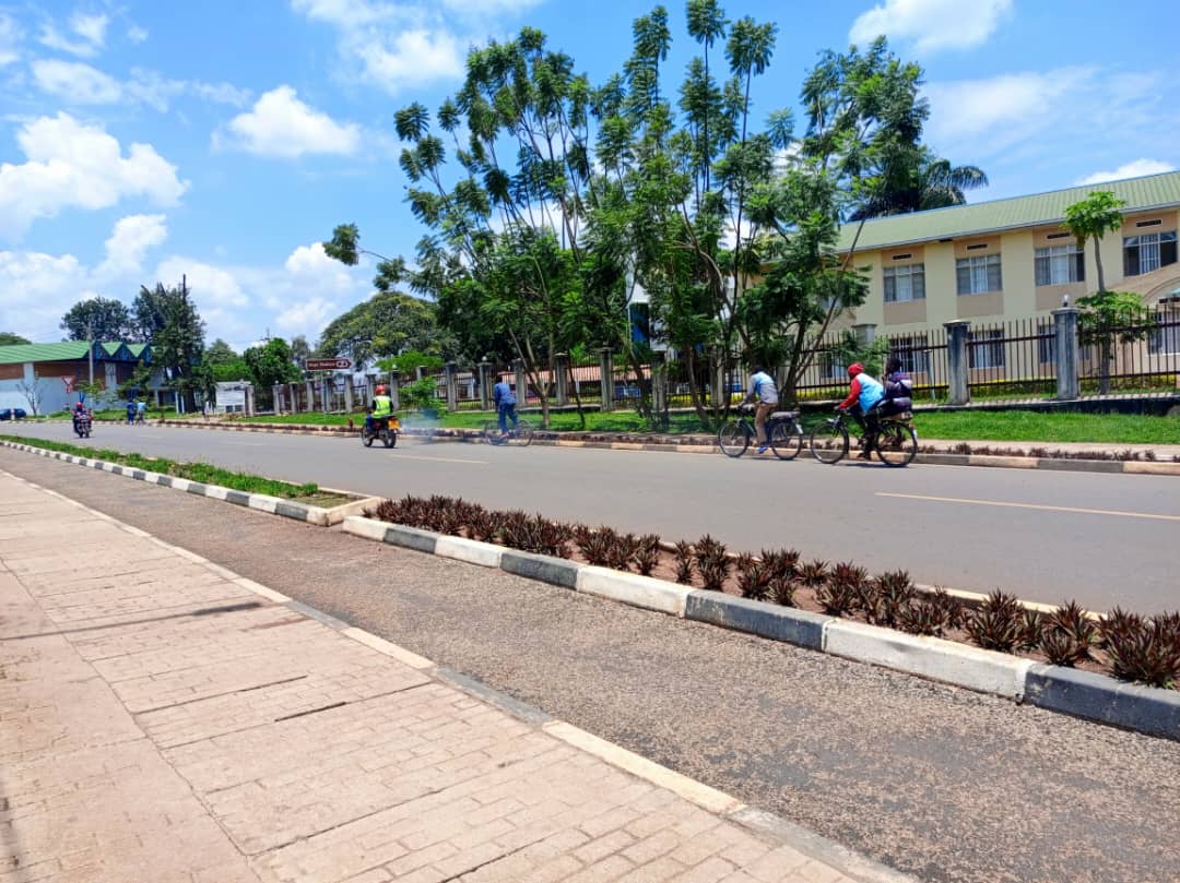 Mu muhanda ugana mu Matyazo abatwaye amagare binyurira mu muhanda munini, ngo kubera ko agahanda kabo kadatunganyije neza