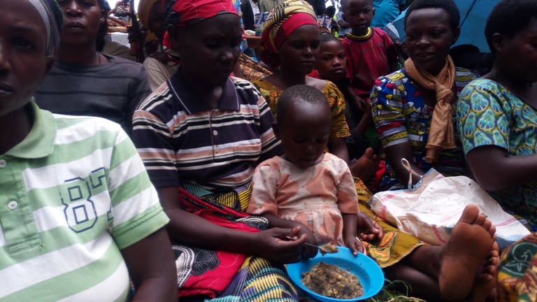 Mu ngo mbonezamikurire ababyeyi banatozwa uko bategurira amafunguro abana babo ku buryo banayabategurira mu ngo, babajyana ahantu bakabibapfunyikira