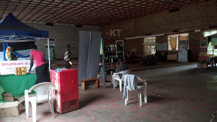 Mu nzu mberabyombi imbere harimo abacuruzi mbarwa