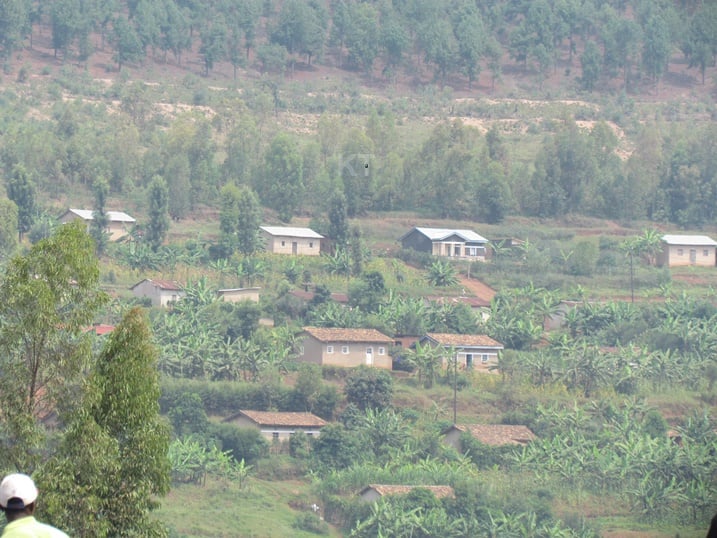 Mu rugo rumwe muri uriya mudugudu, ni ho hataruwe imibiri y'abagore n'abana 326.