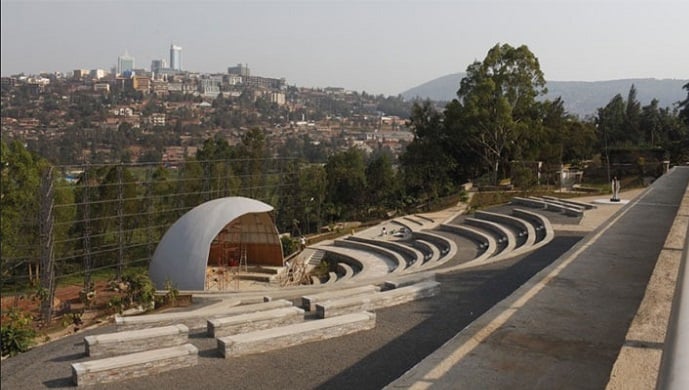 Mu rwibutso hongerewemo ahantu hakorerwa imikino ndetse n'ibiganiro bigamije kwibuka ( Amphitheatre)