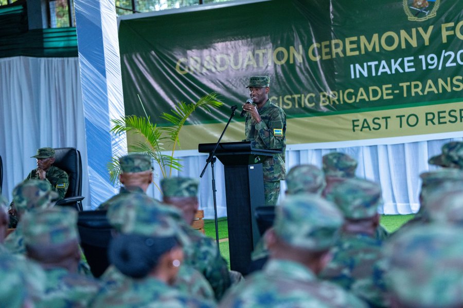 Gen Mubarakh Muganga yatanze impanuro ku basoje amasomo bari bamazemo amezi arindwi