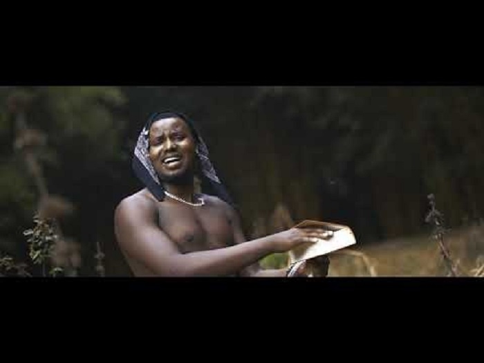 Ni gutya Muchoma agaragara mu ndirimbo ye Ni Ikibazo