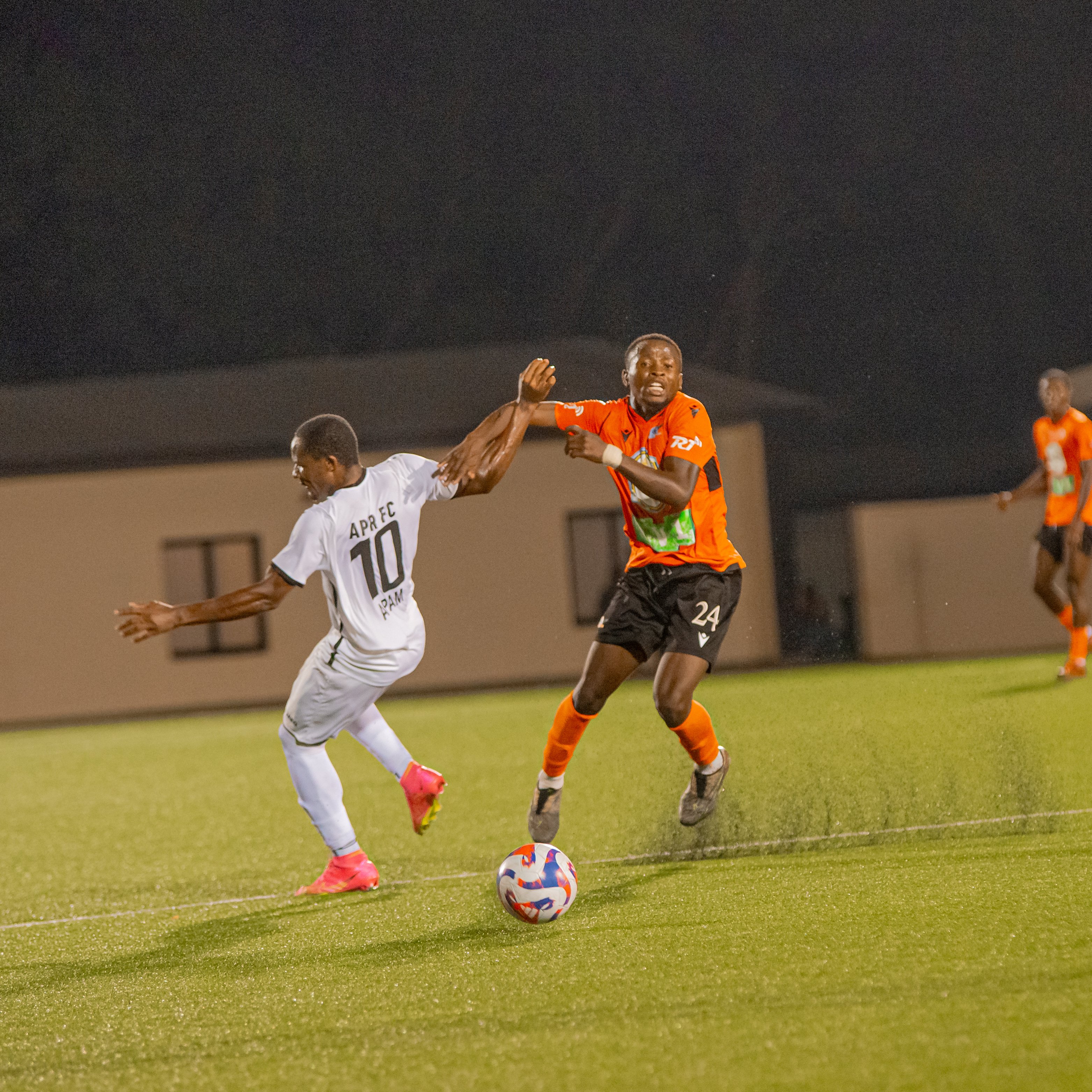 Muderi Akbari ahanganye na Joseph Apam Assongue (No10) wafashaga cyane APR FC ayishakira ibitego
