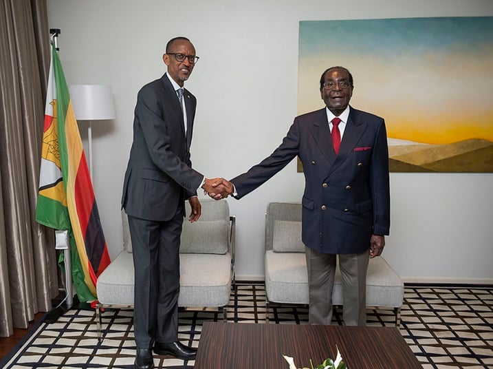 Perezida Robert Mugabe wa Zimbabwe ubwo yakirwaga na Perezida Paul Kagame.