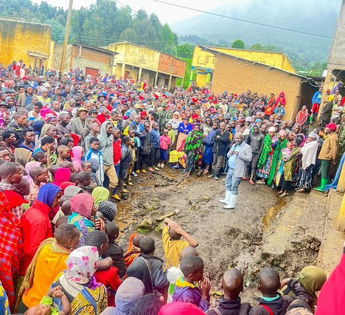 Guverineri Mugabowagahunde Maurice yagiye guhumuriza abaturage bo mu Murenge wa Rugarama mu Karere ka Burera nyuma yo gusenyerwa n'ibiza