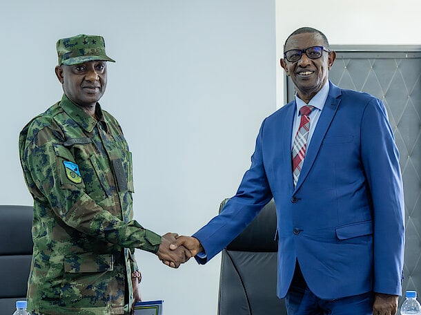 Maj Gen (Rtd) Amb Frank Mugambage (wambaye indorerwamo) yahererekanyije ububasha na Maj Gen Alex Kagame
