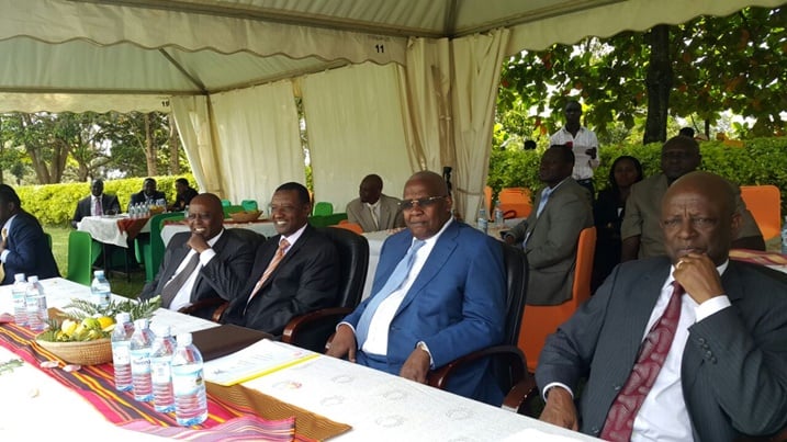 Amb. Mugambage wa (kabiri ibumoso), Minisitiri w'Ububanyi n'Amahanga wa Uganda, Sam Kutesa (wambaye ubururu) n'abandi bahagarariye ibihugu byabo muri Uganda.