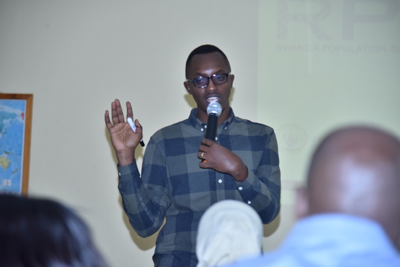 Muganga Rwibasira we avuga ko SIDA igabanuka cyane mu maraso ariko idashiramo burundu