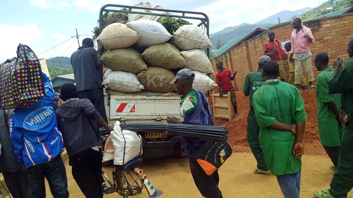Mu gihe imvura yaguye ntibishoboka ko hari imodoka yahazamuka kubera ubunyerere ku buryo bisaba ko bapakirira kuri kaburimbo.