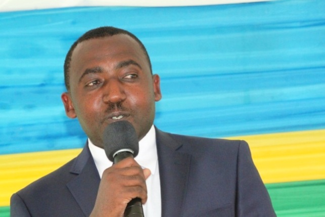 Mugisha Philbert uyobora Akarere ka Nyamagabe avuga ko bagiye kuvugurura imidugudu bakayigira iy'Icyitegererezo