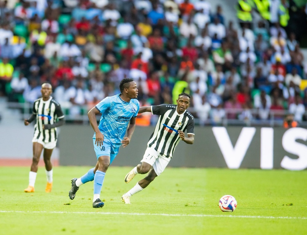 Muhadjiri Hakizimana wa Police FC agenzura umupira imbere ya Ruboneka Jean Bosco Muhadjiri Hakizimana wa Police FC agenzura umupira imbere ya Ruboneka Jean Bosco