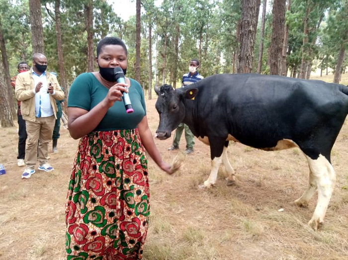 Muhimpundu yishimiye inka yahawe nk'igihembo, yiyemeza kurushaho gukorana neza n'abaturage