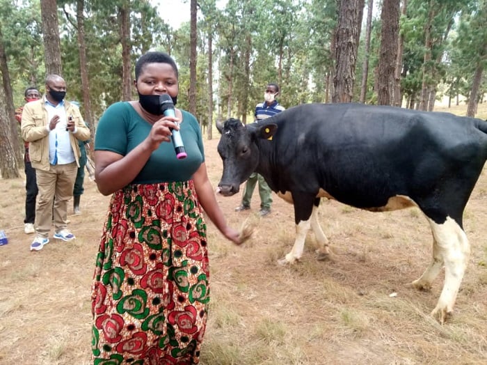 Muhimpundu yishimiye inka yahawe